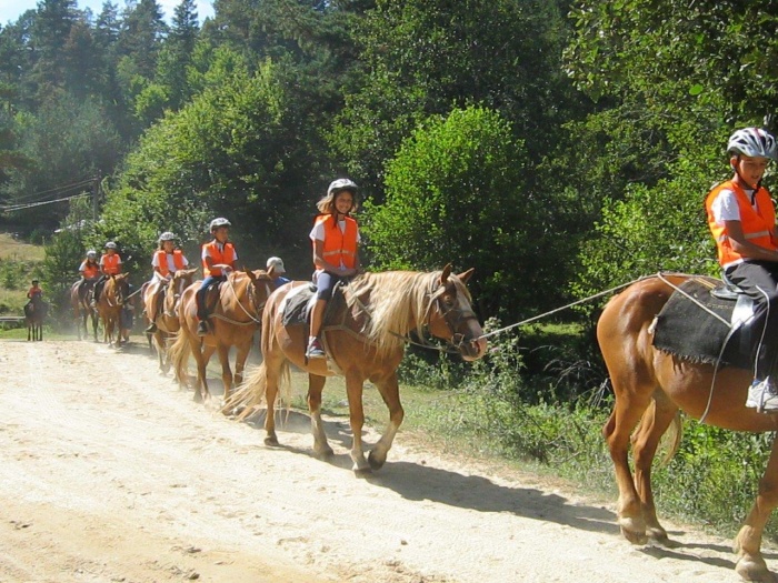 Children ride horses in Bansko | Lucky Kids