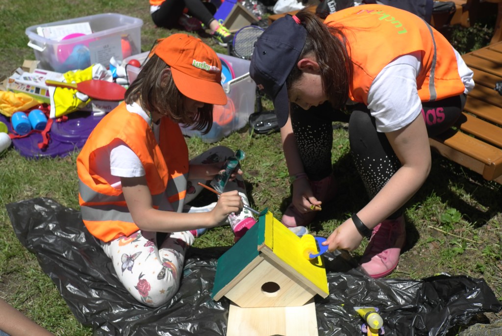 The children make a bird box