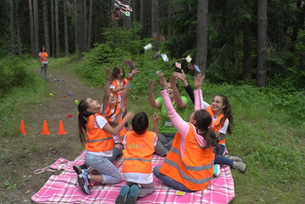 Children play cards cheerfully | Lucky Kids