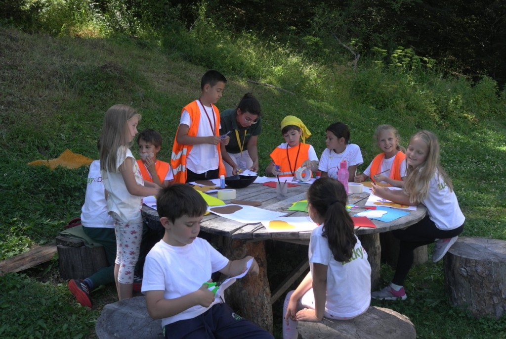 Outdoor drawing time | Lucky Kids