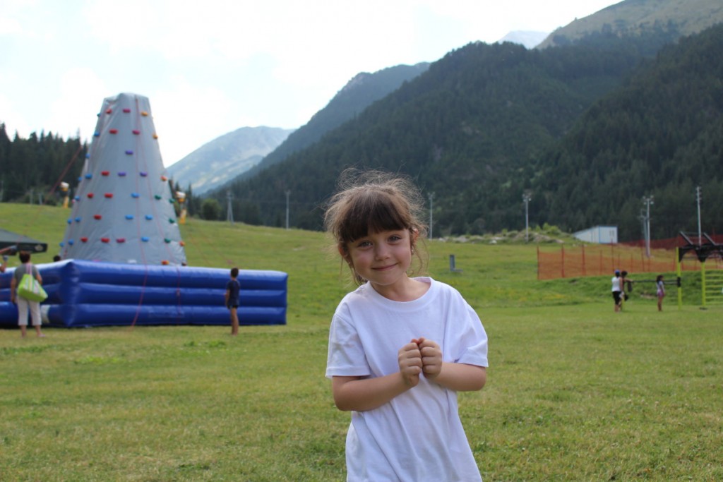 Малка ученичка в детски лагер по английски | Lucky Kids