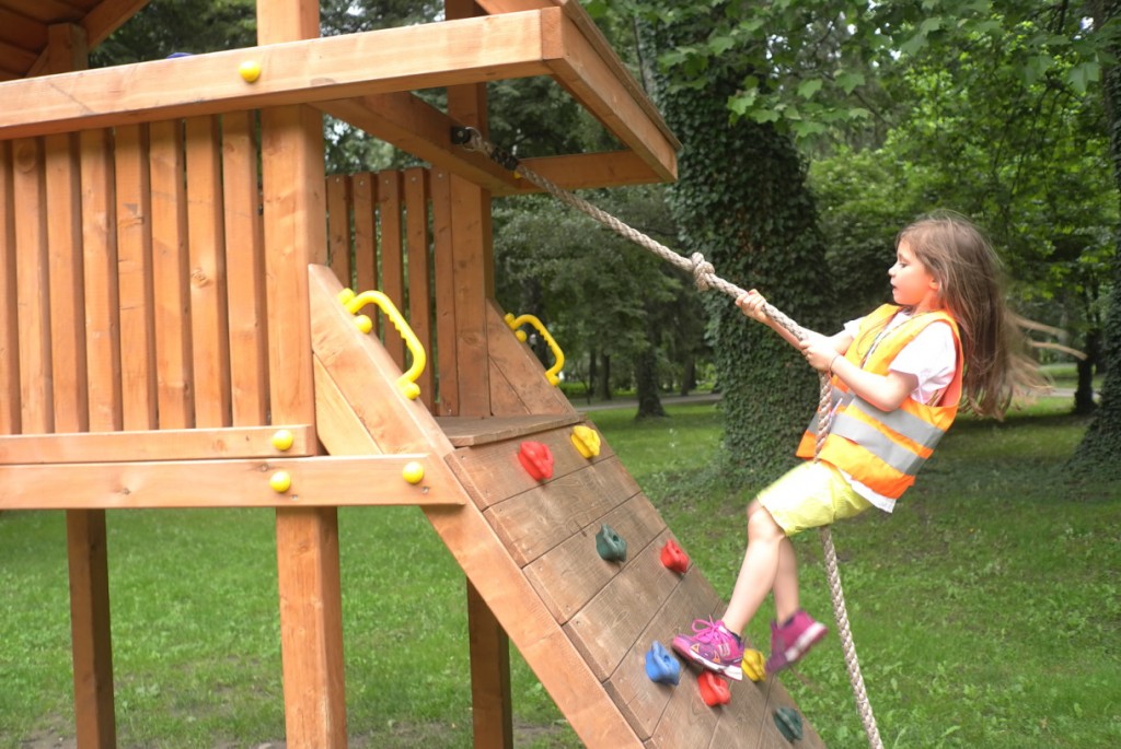 The child climbs on a rope | Lucky Kids