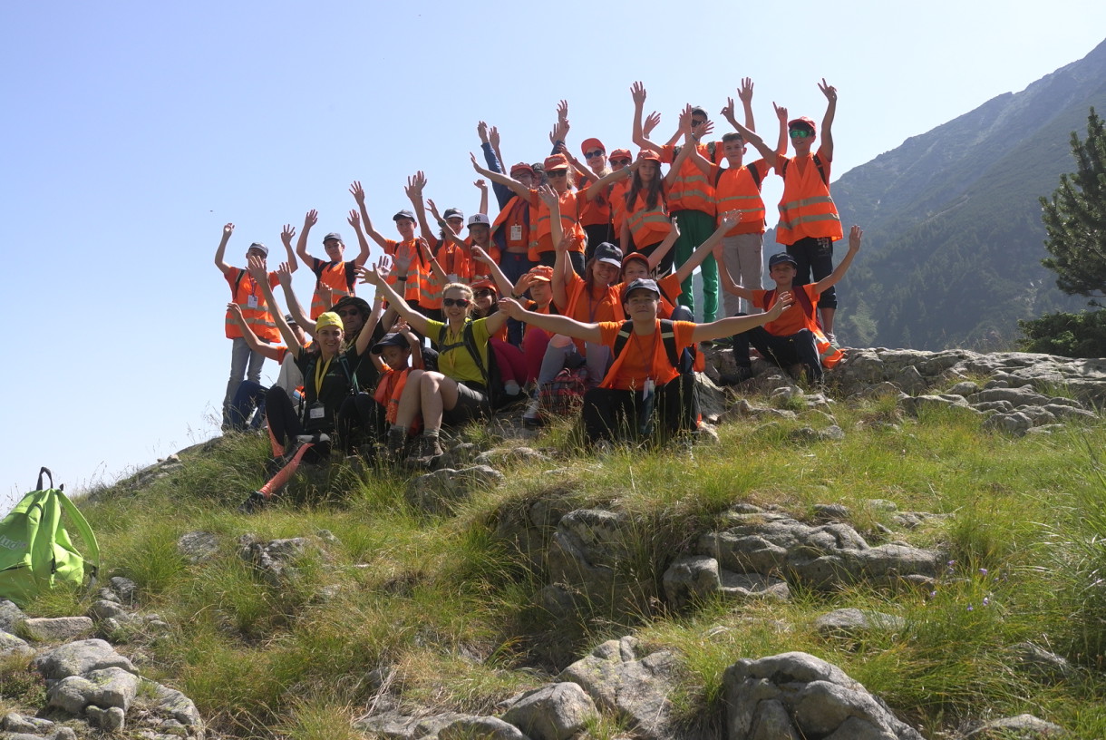 New group photo in the mountain | Lucky Kids