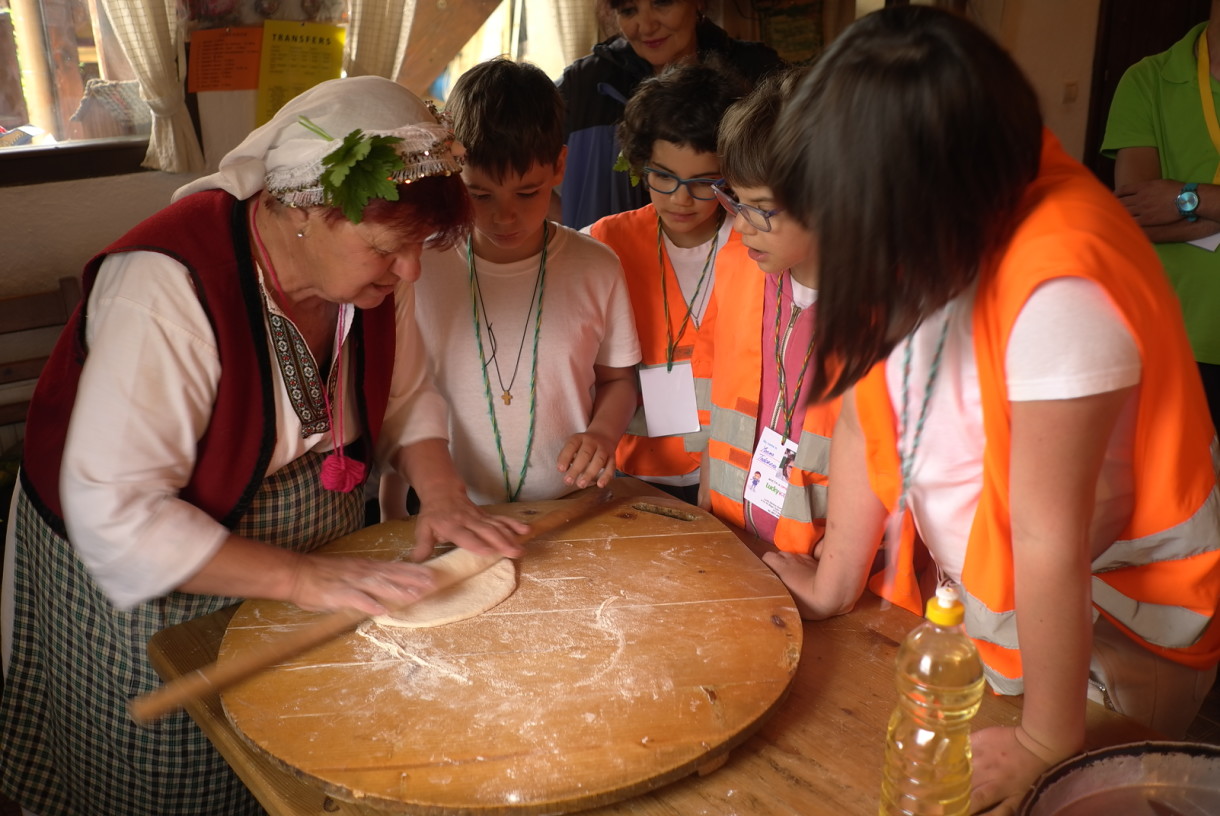 Children learn to bake traditionally | Lucky Kids