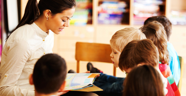 Reading in front of children | Lucky Kids