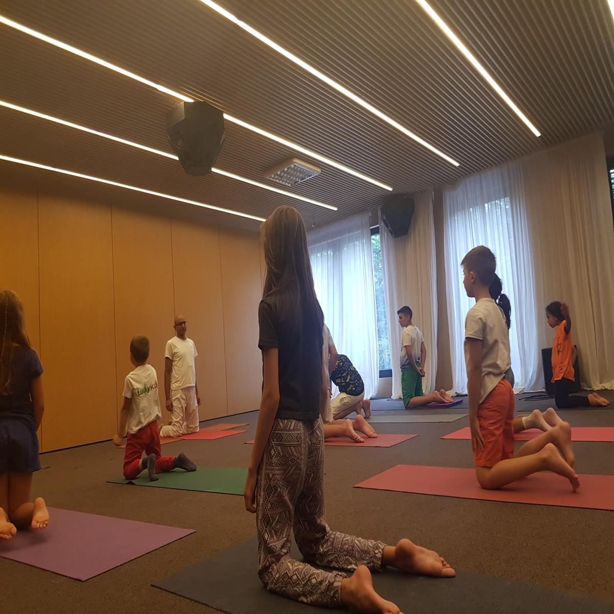 Детски летен лагер - йога и физически упражнения