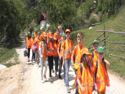 Летен детски лагер - разходка в природата