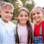 Усмихнати деца, които са приятели.