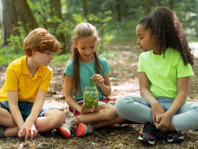 Група деца събират природни материали