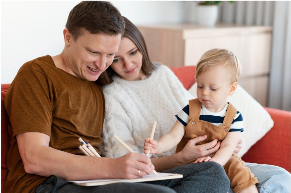 майка, баща и дете рисуват с моливи